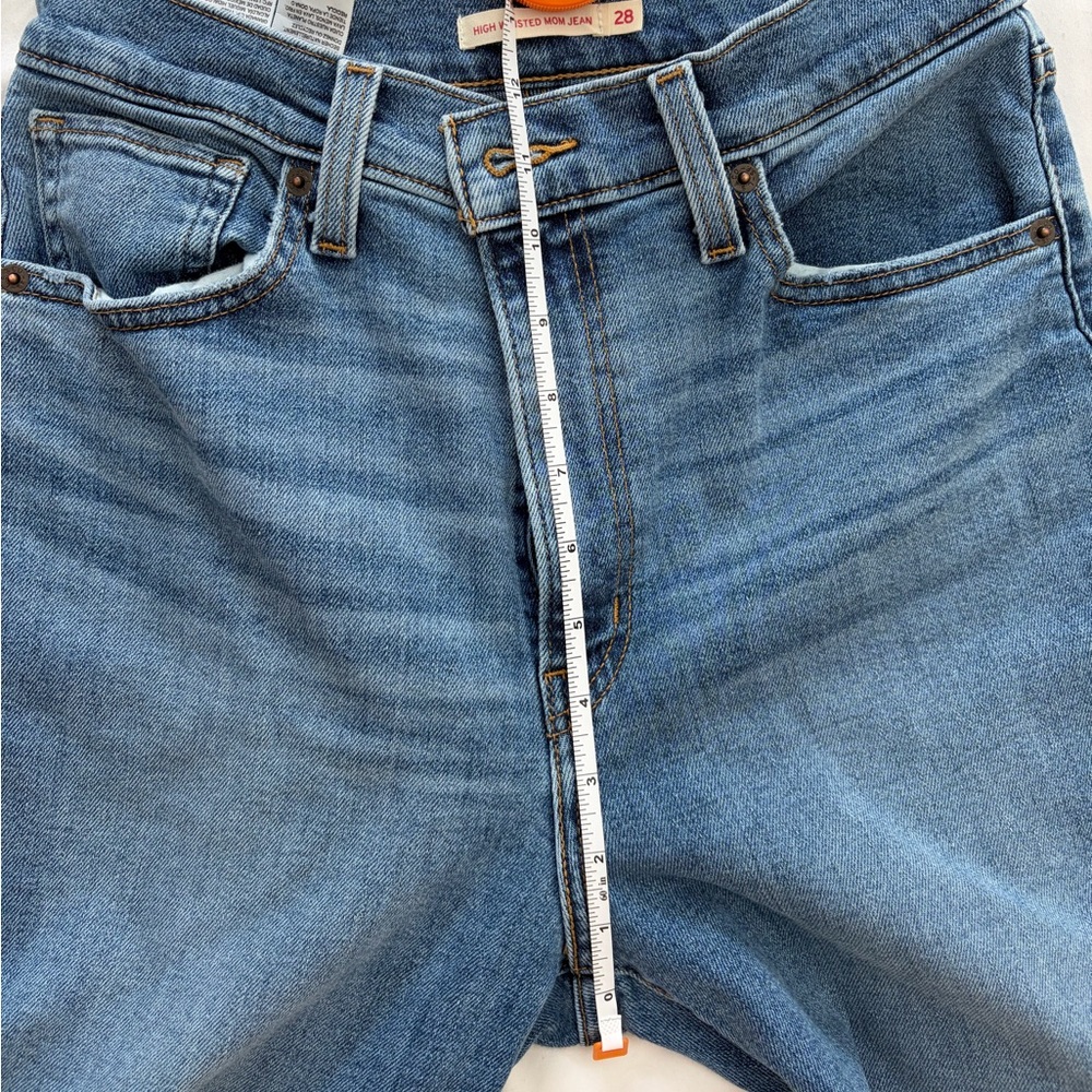 👖 Levi’s High Rise Mom Jean - Picture 4 of 5